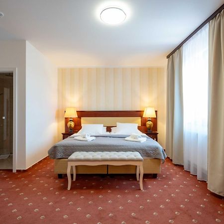 Hotel Volf Prestice Exterior photo