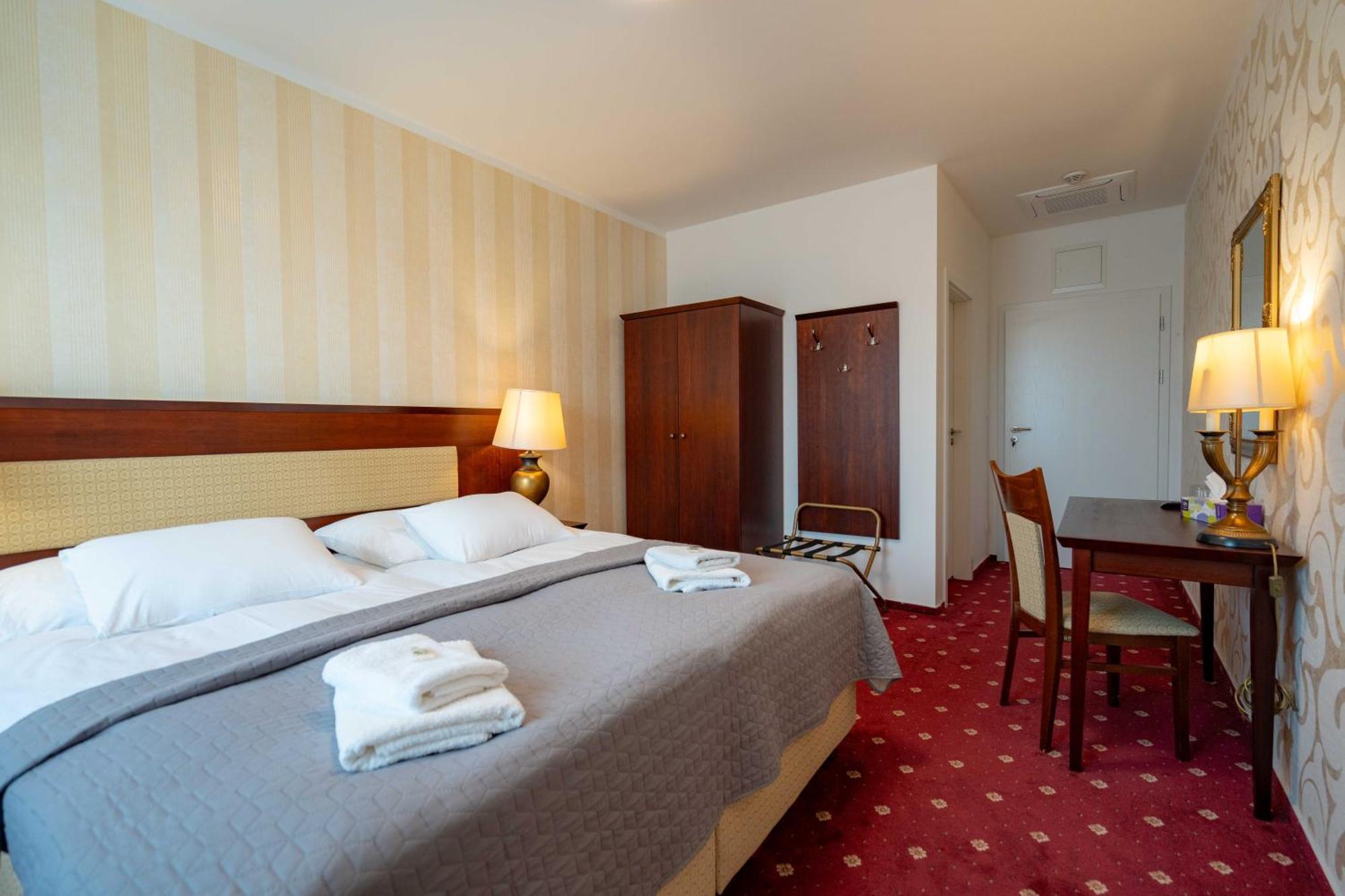Hotel Volf Prestice Exterior photo