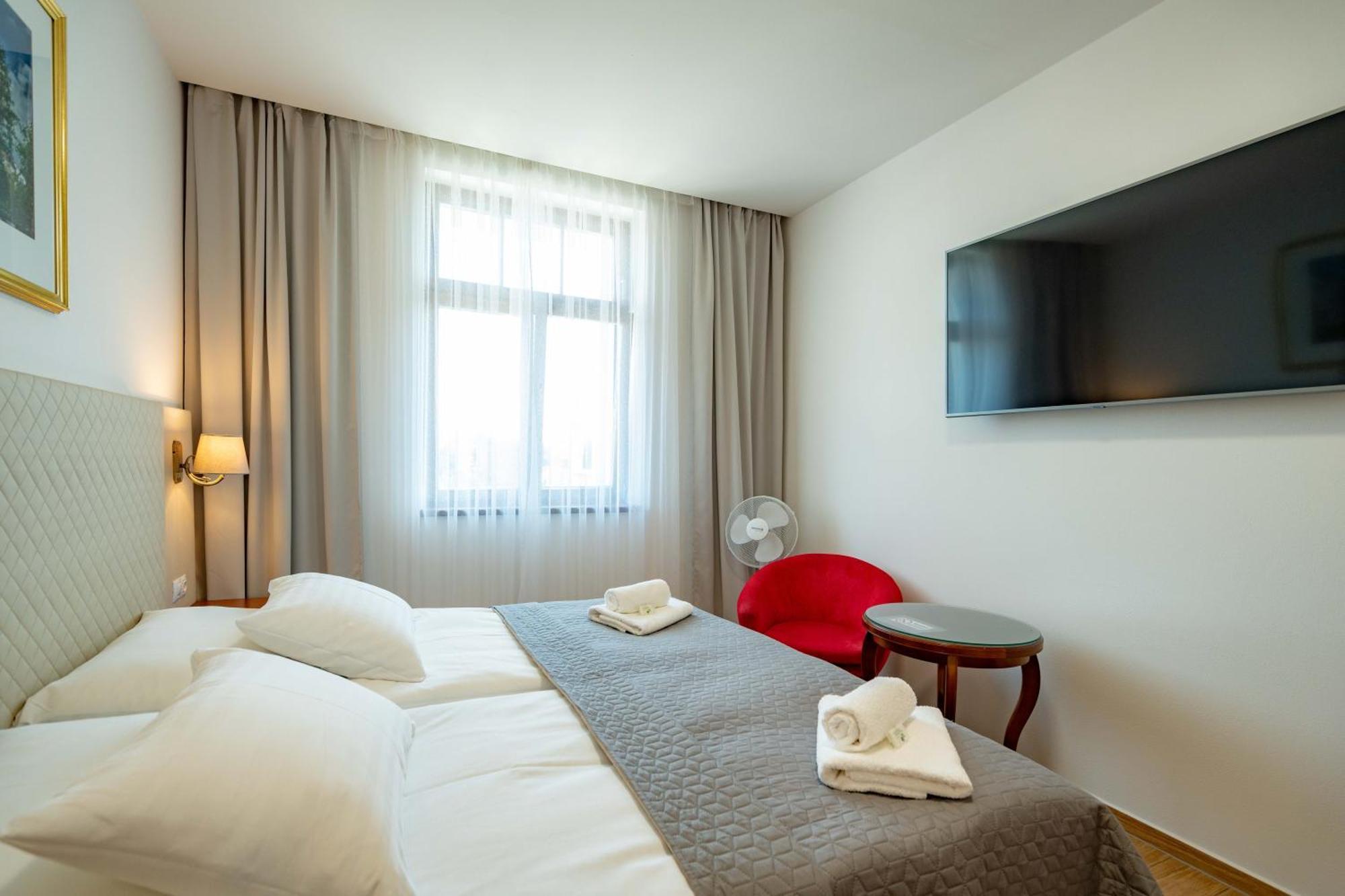 Hotel Volf Prestice Exterior photo