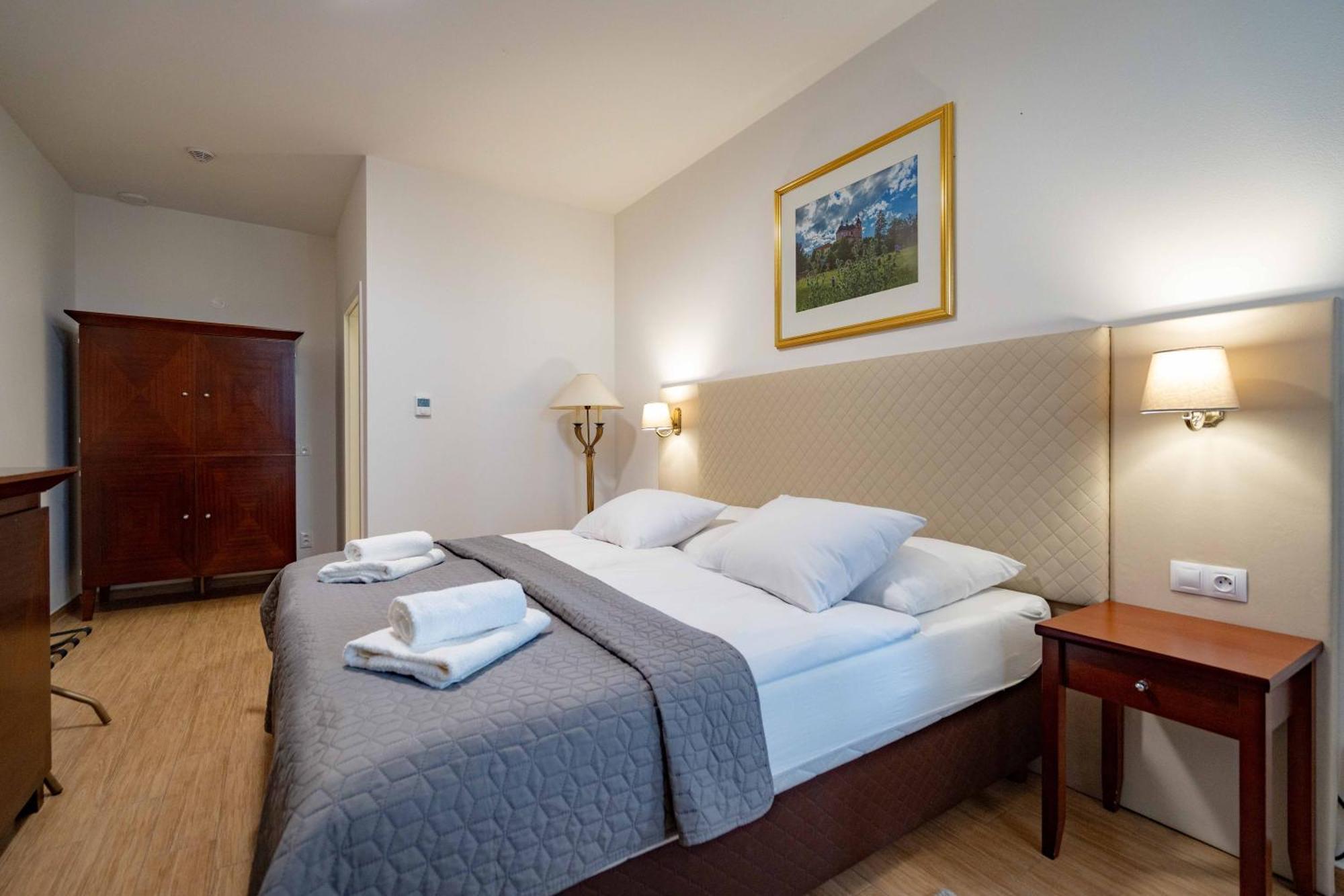Hotel Volf Prestice Exterior photo