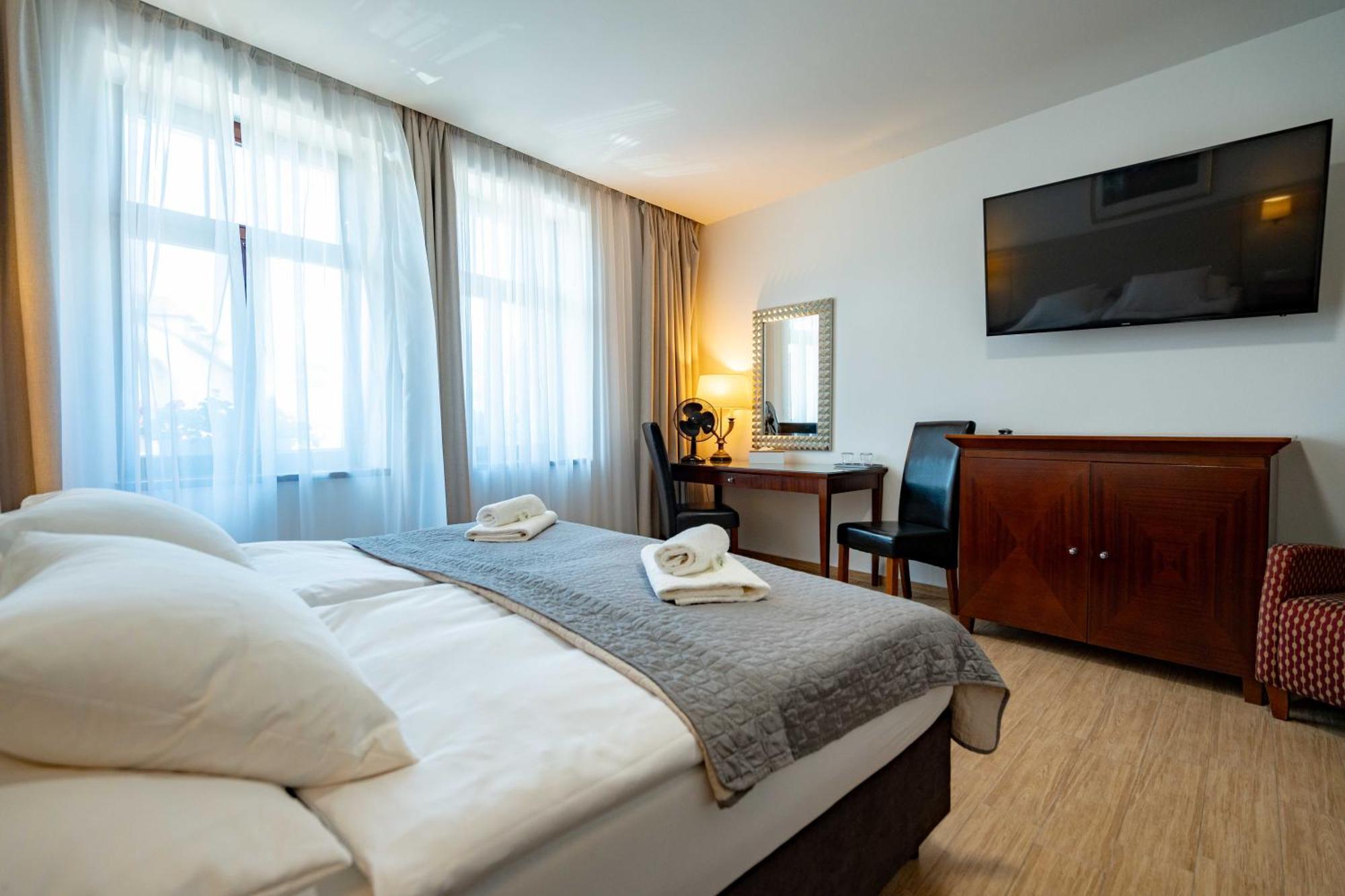 Hotel Volf Prestice Exterior photo