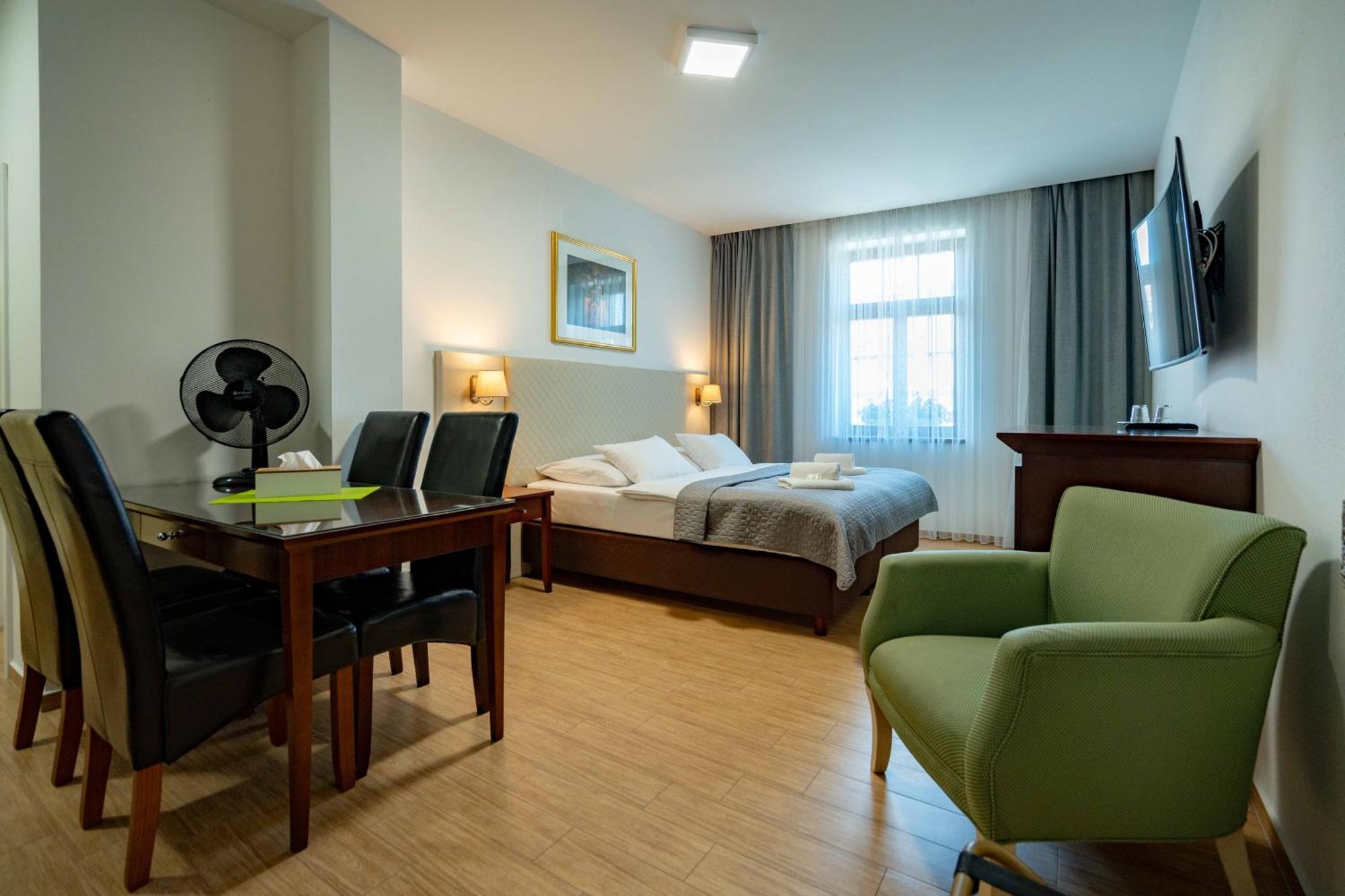 Hotel Volf Prestice Exterior photo